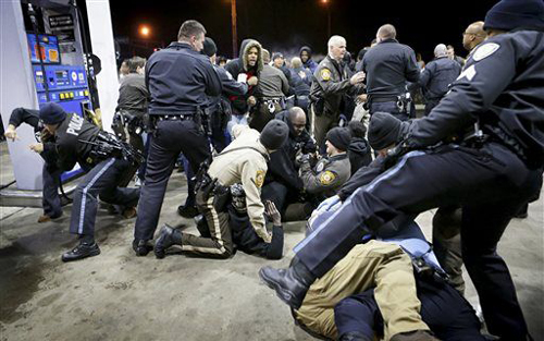 また黒人青年射殺…抗議活動激化も 米